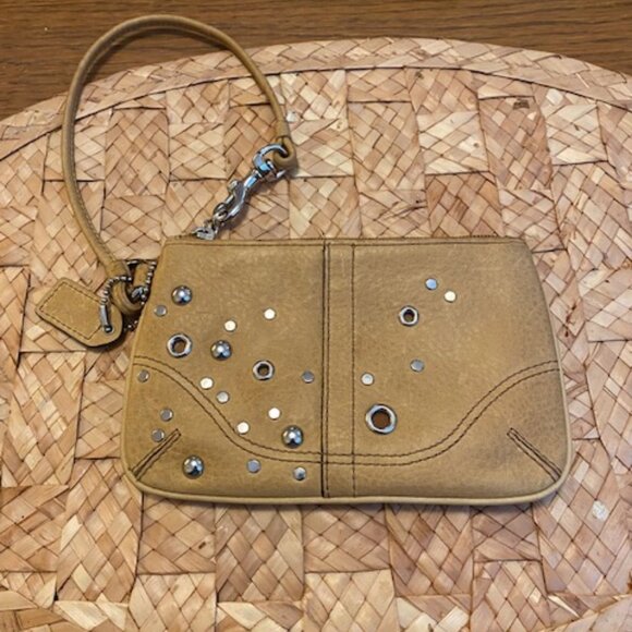 Coach tan pebbled leather grommet studded wristlet (authenticated) - Picture 2 of 4